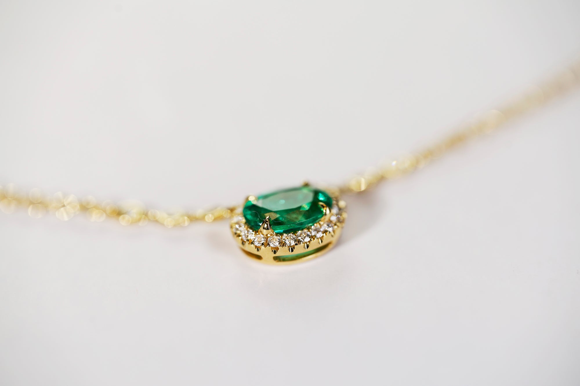 Colombian Emerald Necklace 14K Yellow Gold Natural Emerald Close-Up – Cherry Pick Diamonds St. Louis MO