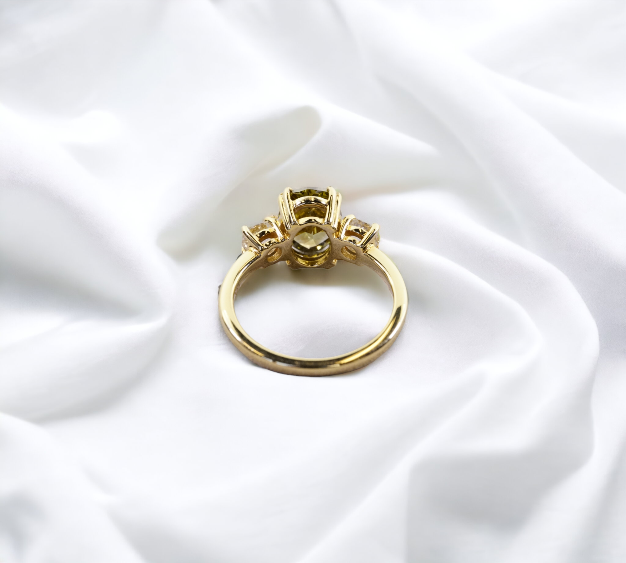 Trio Chameleon 2.02 carat color-changing diamond yellow gold ring closeup – Cherry Pick Diamonds Clayton MO