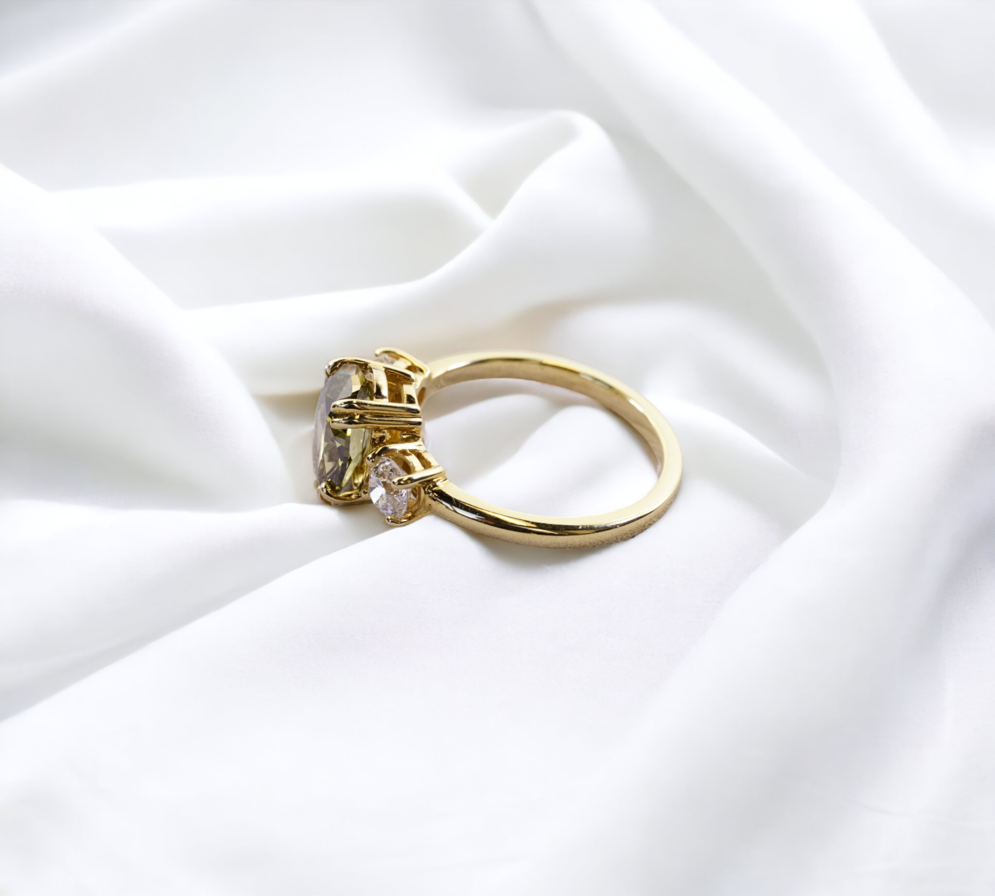 Trio Chameleon 18K yellow gold rare chameleon diamond oval cut – Cherry Pick Diamonds St. Louis MO