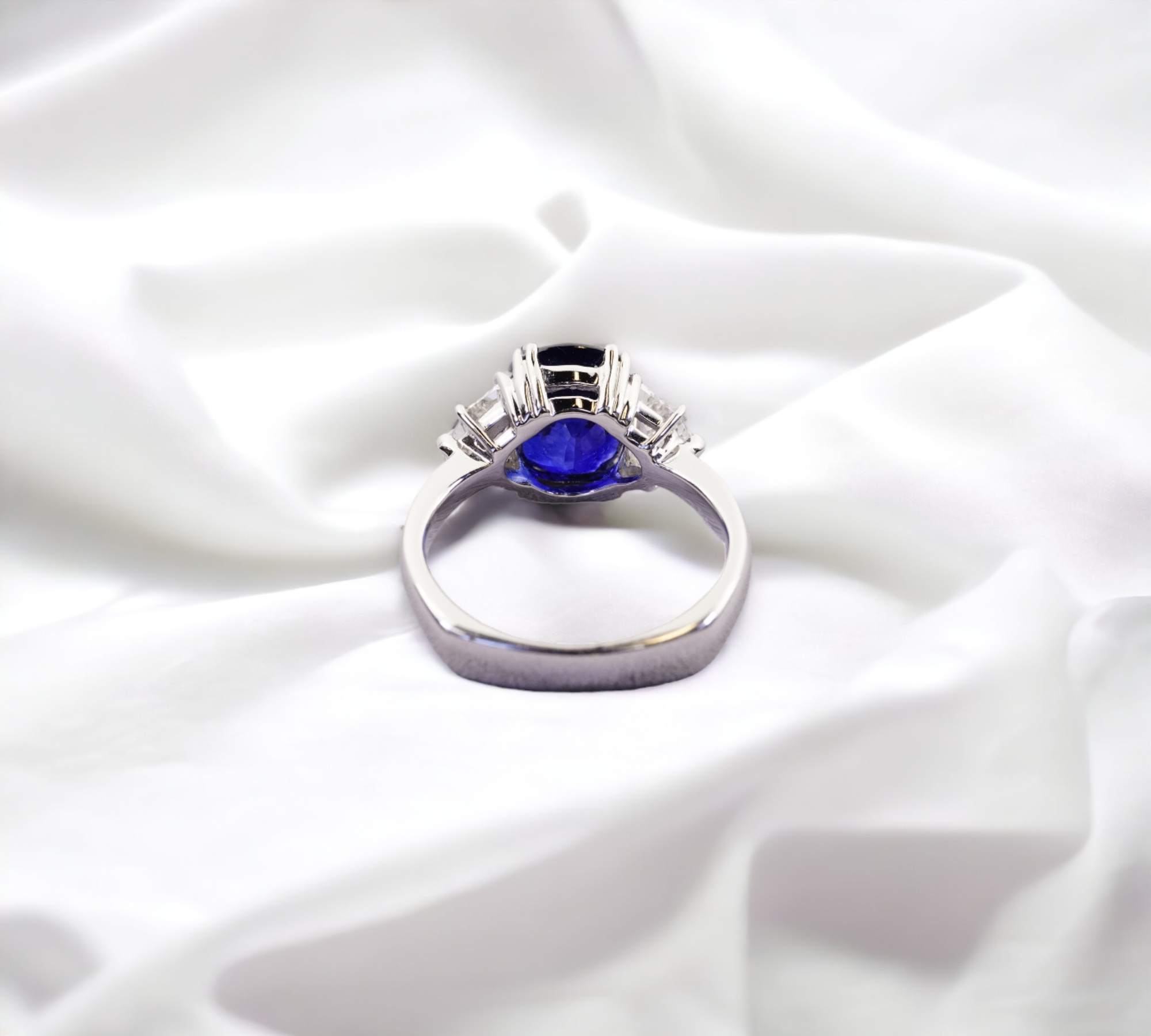 Trio Sapphire Ring 5.37ct Ceylon sapphire platinum setting close-up – Cherry Pick Diamonds Clayton MO